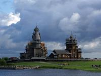 Kirchenkomplex auf der Insel Kischi vor dunkler Wolkenwand